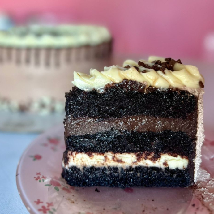 massa de chocolate, recheio de leite ninho e brigadeiro de chocolate