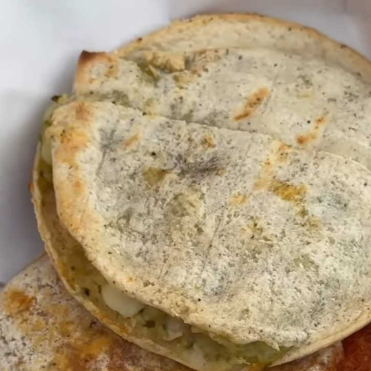 Gordita al Carbón de Chicharron de Pella