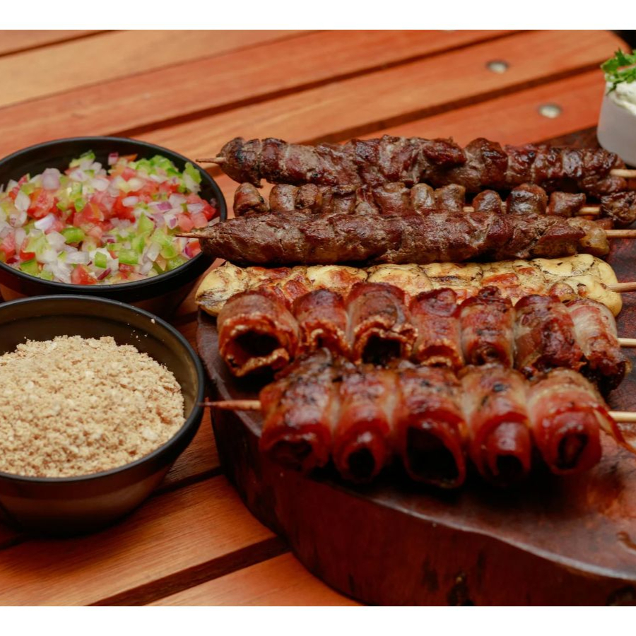 Frango c/bacon , linguiça apimentada,cupim , contra filé e picanha montada