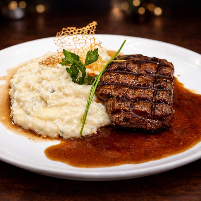 Risoto de Filé Mignon com Gorgonzola e Cestinha de Parmesão Arroz cremoso e sofisticado, envolvido em molho de gorgonzola intenso , acompanhado de tiras suculentas de filé mignon e finalizado com uma crocante cestinha de parmesão que eleva o sabor a outro nível. Um prato elegante, marcante e irresistível, perfeito para quem busca experiência gastronômica única!