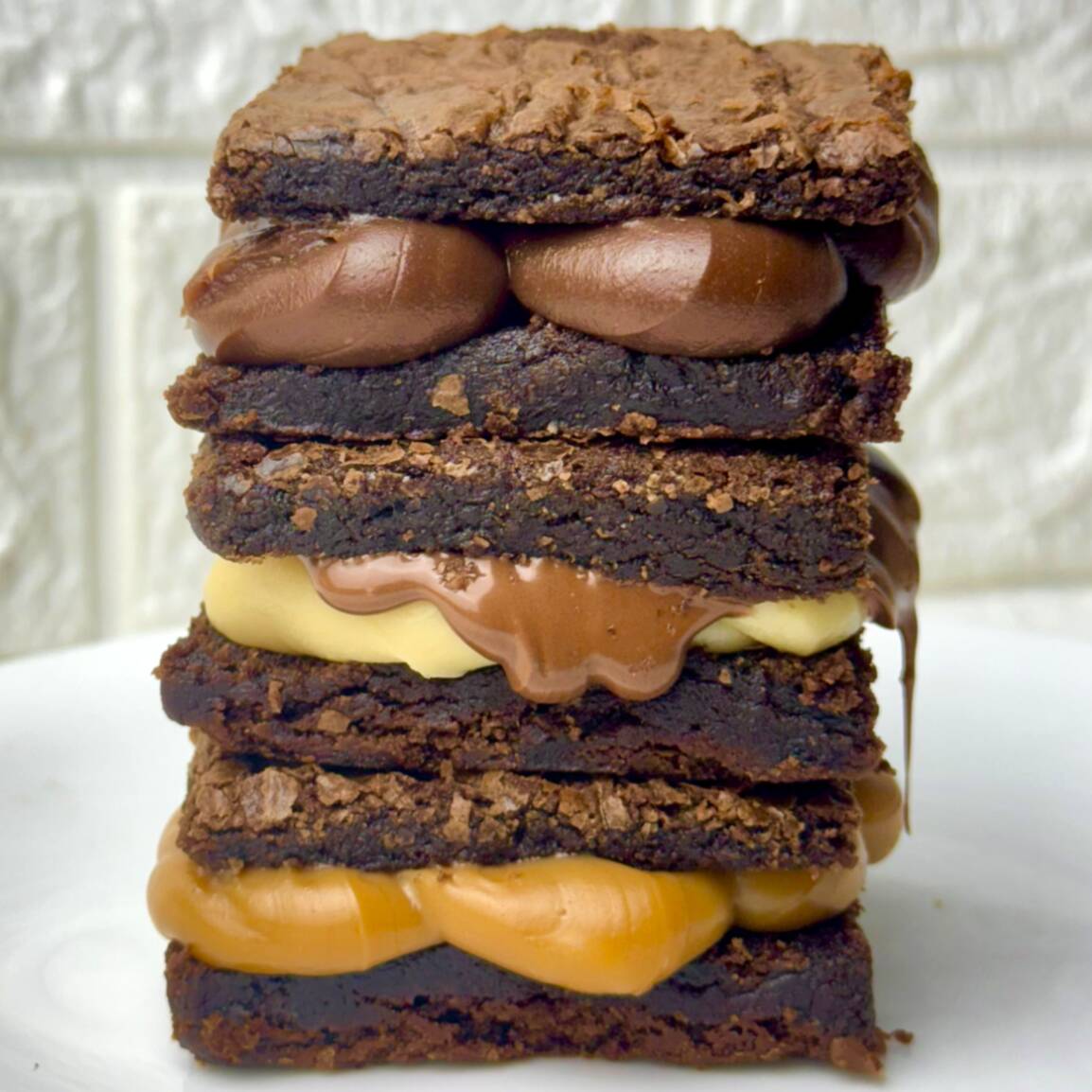 Essa oferta tá absurda igual a quantidade de recheio dos brownies! Um de cada sabor: Ninho com Nutella, Doce de leite artesanal e Brigadeiro. Tam 6x6cm Peso médio: 100g cada