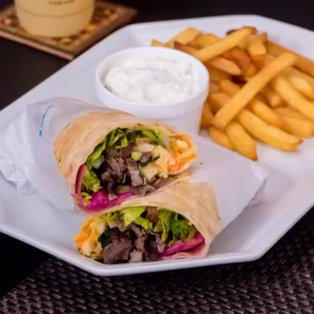 pao arabe ,carne bovina macia , salada ,molho de alho e batata frita