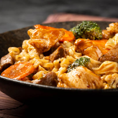 Desfrute do nosso Yakisoba Misto de 600g, um verdadeiro clássico da culinária oriental. Este prato é cuidadosamente preparado com macarrão de alta qualidade, suculentos pedaços de carne e frango frescos, combinados de maneira perfeita com uma variedade de legumes selecionados à mão, proporcionando uma explosão de sabores a cada garfada. Com porção generosa, este prato deliciosamente equilibrado po