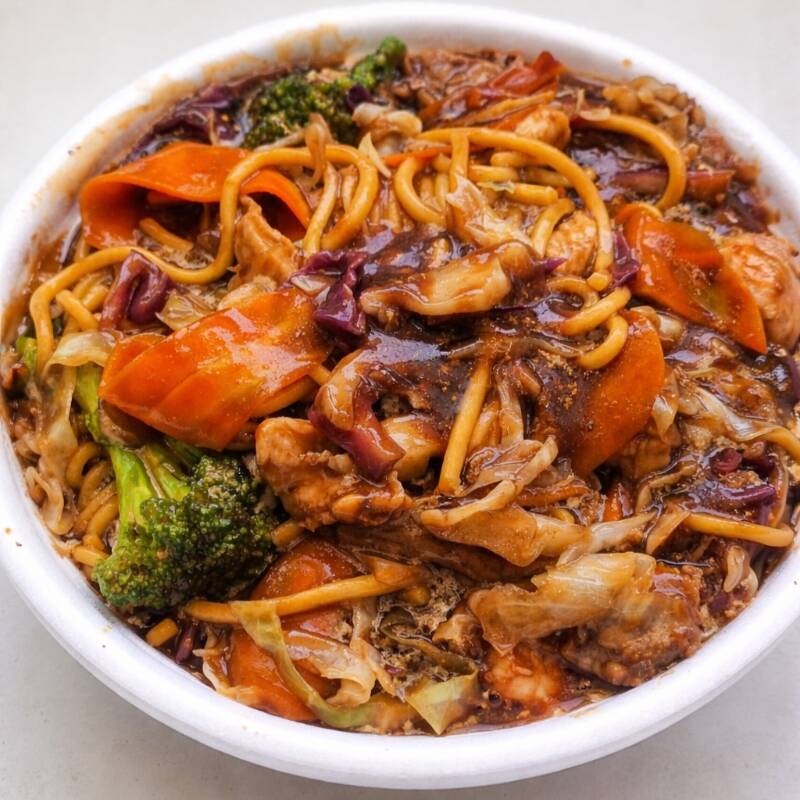 Yakisoba de camarão, carne bovina, frango, macarrão para yakisoba e Legumes (brócolis, cenoura, repolho verde e repolho roxo) peso aproximado 1kg, serve 02 pessoas.