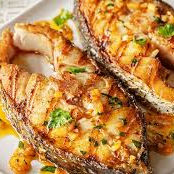 Peixe corvina em postas frito, arroz branco, feijão de caldo farofa e salada verde