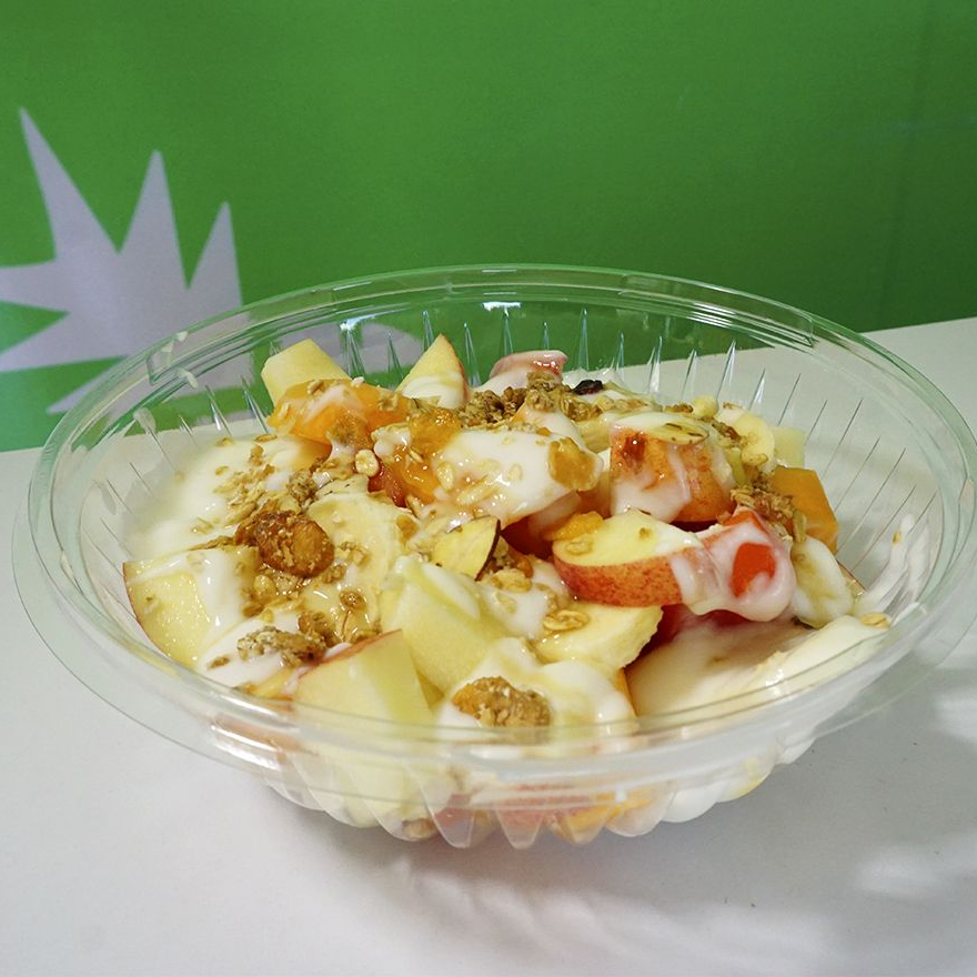 Bowl de Frutas con Yogurt y Granola.
