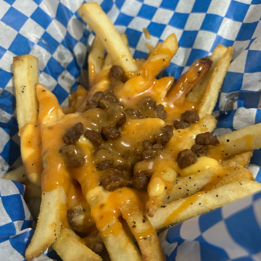 Papas con topping de res y queso amarillo