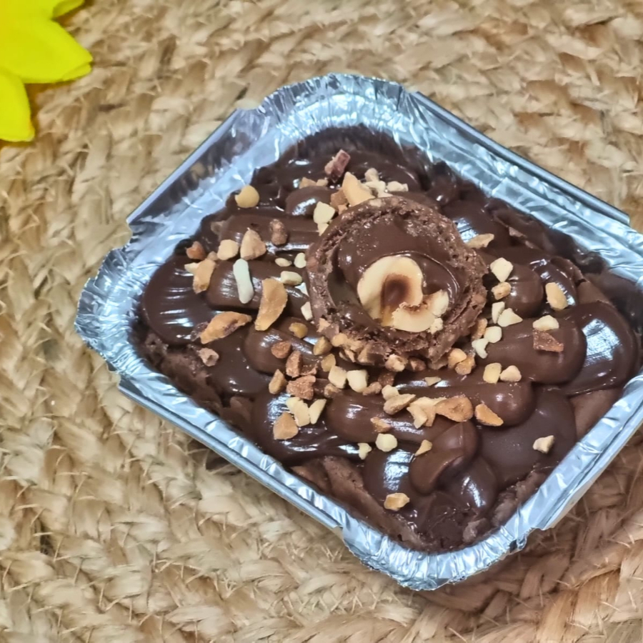 Brownie bem macio e chocolatudo coberto com brigafeiro gourmet, Nutella, amendoim granulado e Ferrero Rocher. Uma verdadeira delicinha, Peso 140 gr.