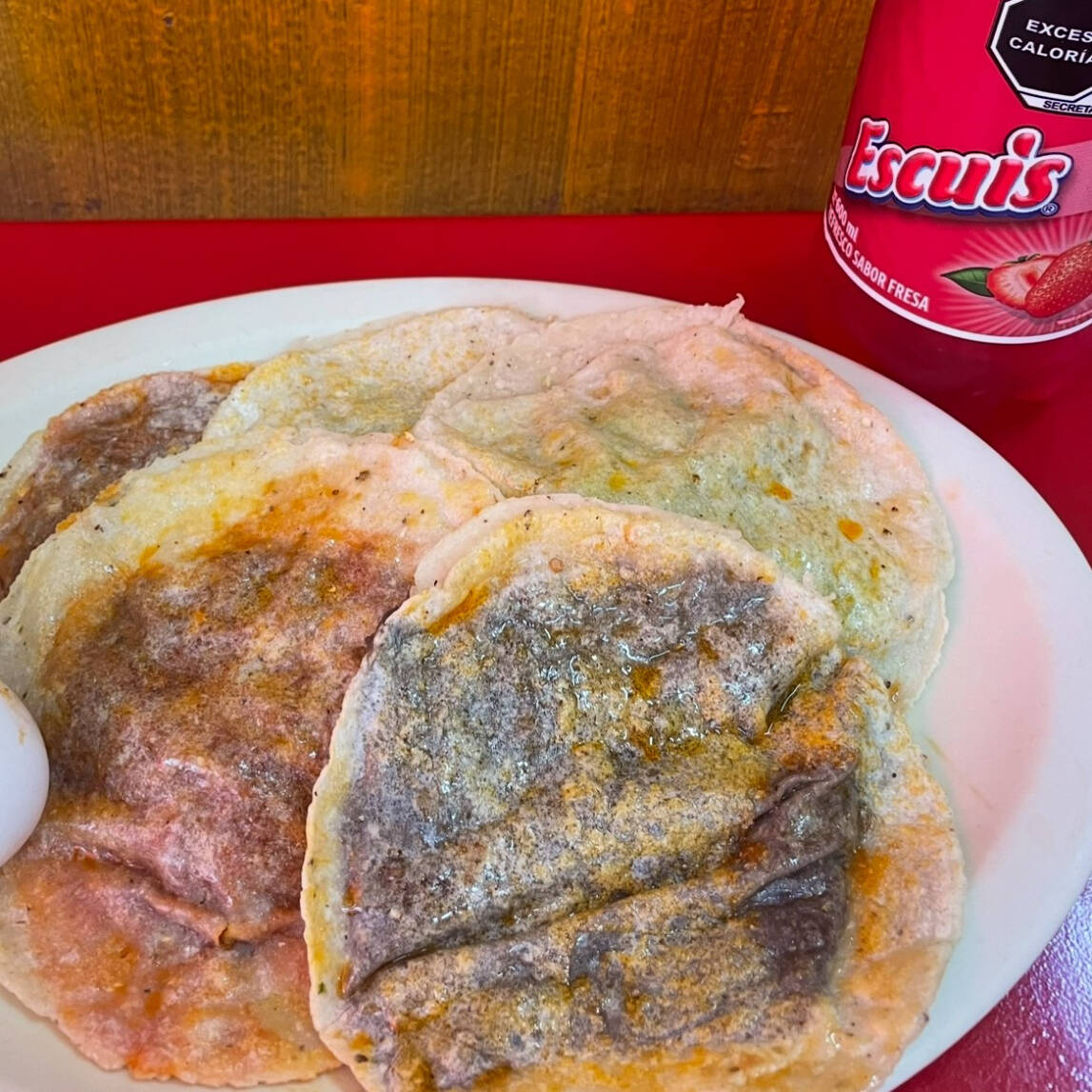 Gordita de frijoles con chorizo