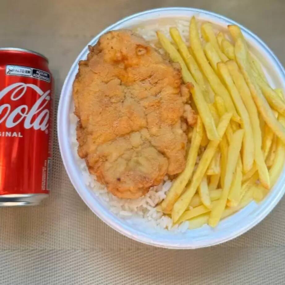 Marmita com delicioso filé de frango empanado na massa crocante acompanhado de arroz branco, feijão e batatas fritas. Acompanha refrigerante lata Coca Cola 350ml bem gelada. Marmita indicada para 01 pessoa.