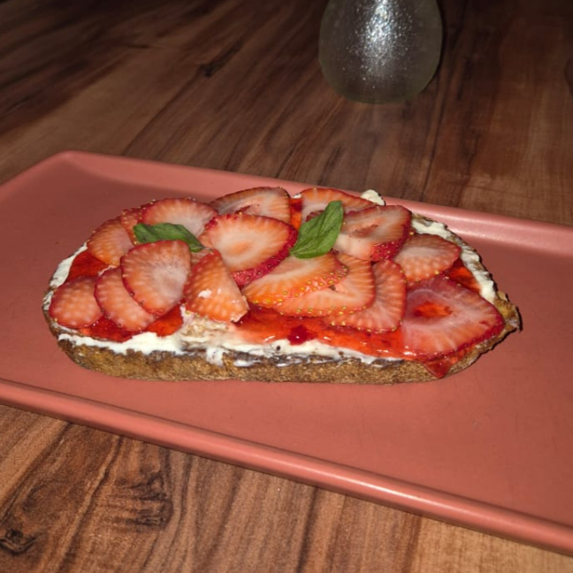 TOAST MASCARPONE & FRESAS
