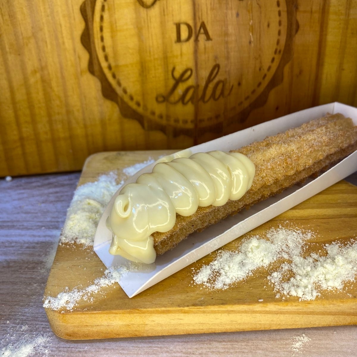 massa fresca, artesanal, feita todos os dias, bem fritinho e crocante, envolvido em açúcar e canela, com um delicioso recheio cremoso de leite ninho.