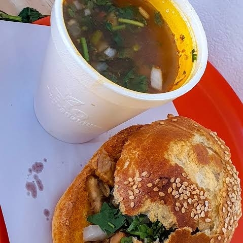 1 Pza de Cemitas más Consomé de Birria.