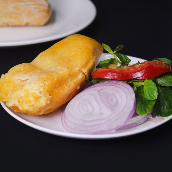 Pan con Tamal camote, canchita y sarsa criolla.