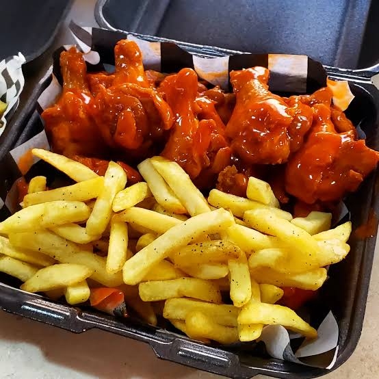 Medio Kilo de Alitas con Papas