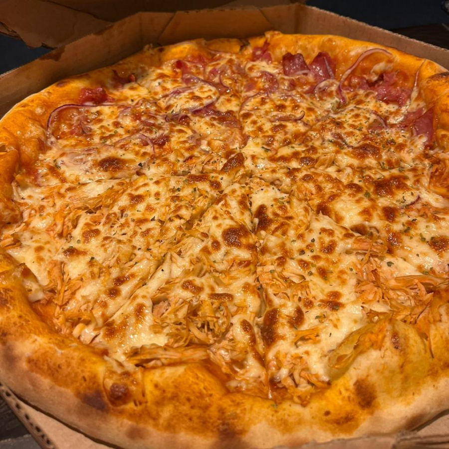 Massa com fermentação natural e artesanal, molho de tomate especial, queijo mussarela, filé de frango desfiado e orégano.