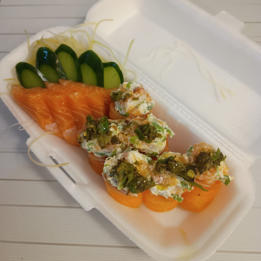 6 JOY JOY DE SALMÃO (CREAM CHESS, CEBOLINHA,MANJERICÃO E AZEITE) E 5 SASHIMI DE SALMÃO