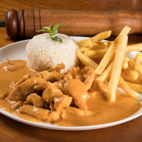 Cubos de frango (aprox. 180g para 1 Pessoa, 360g para 2 Pessoas e 540g para 3 Pessoas, carne in natura) flambados cobertos com molho strogonoff feito de creme de leite, ketchup e mostarda. Acompanha arroz branco e batatas fritas.