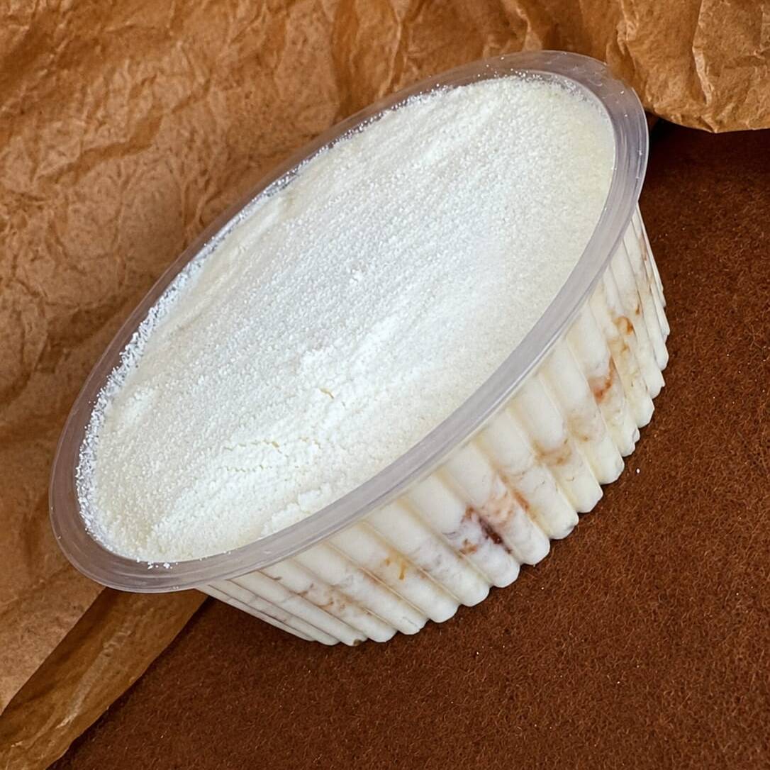 Camadas macias de bolo com um creme de ninho extremamente cremoso.