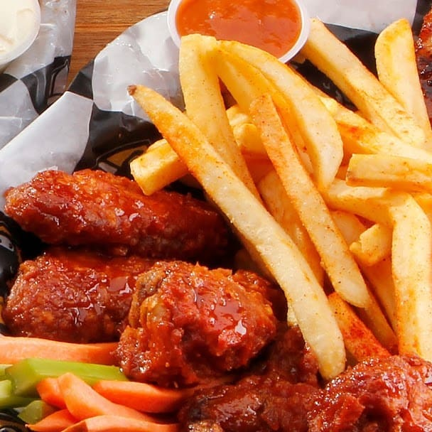 Alitas y Salchipapas