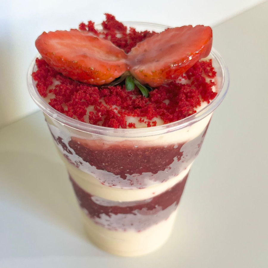 Recheio cremoso de ninho, nossa geleia artesanal de morango, intercalado com pedacinhos do nosso bolo Red Velvet. 200ml.