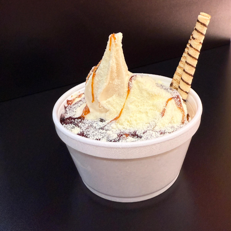 A opção perfeita poara quem busca se refrescar e saborear uma deliciosa sobremesa. Sorvete de baunilha, Ninho, Calda e Tubetes. Tamanho Unico 240ml.