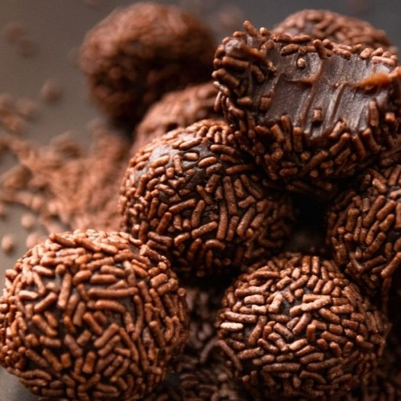 Delicioso brigadeiro ao leite feito com chocolate 50% finalizado com belíssimo granulado Peso aprox 16g