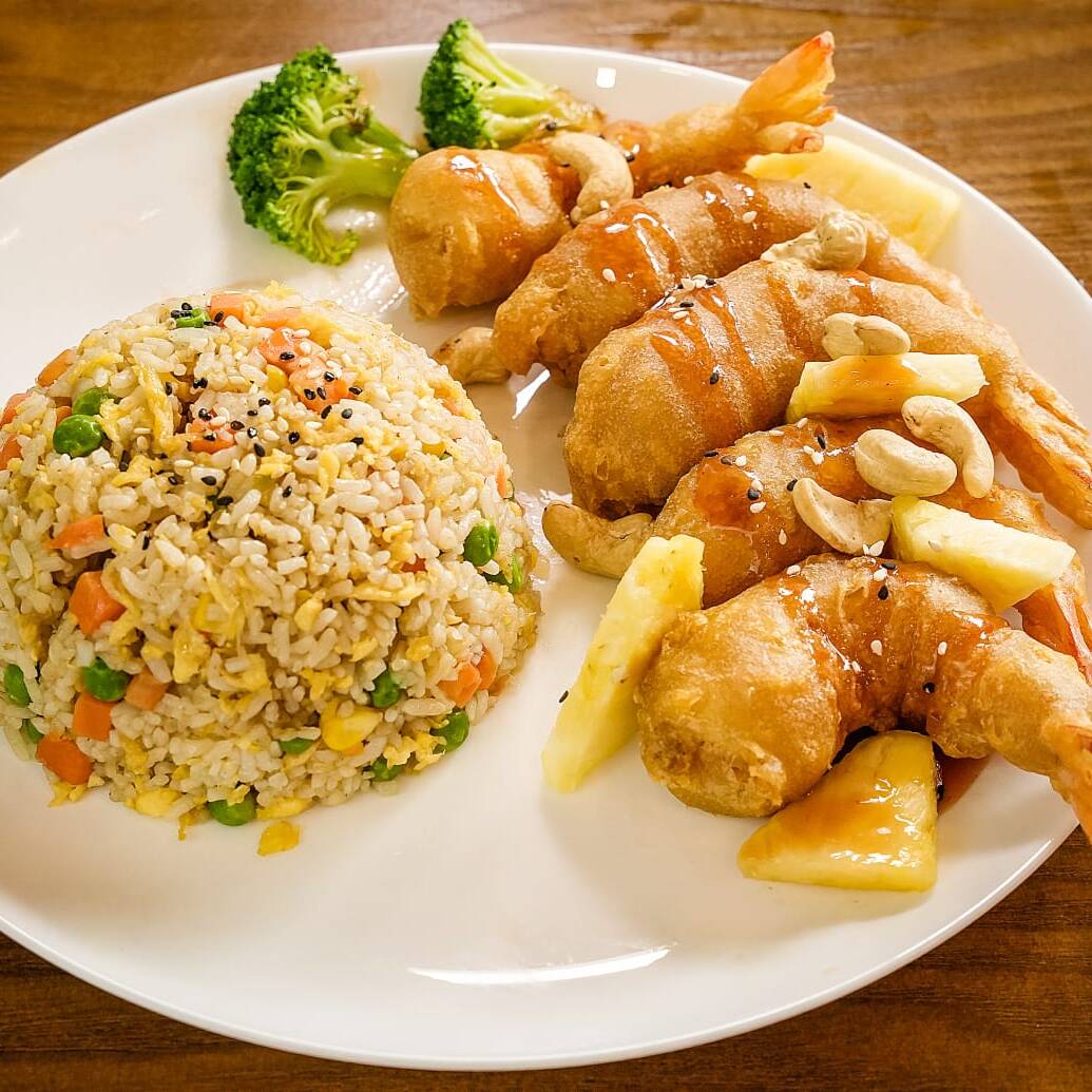 Camarones Tempura y Piña Agridulce con Arroz Frito