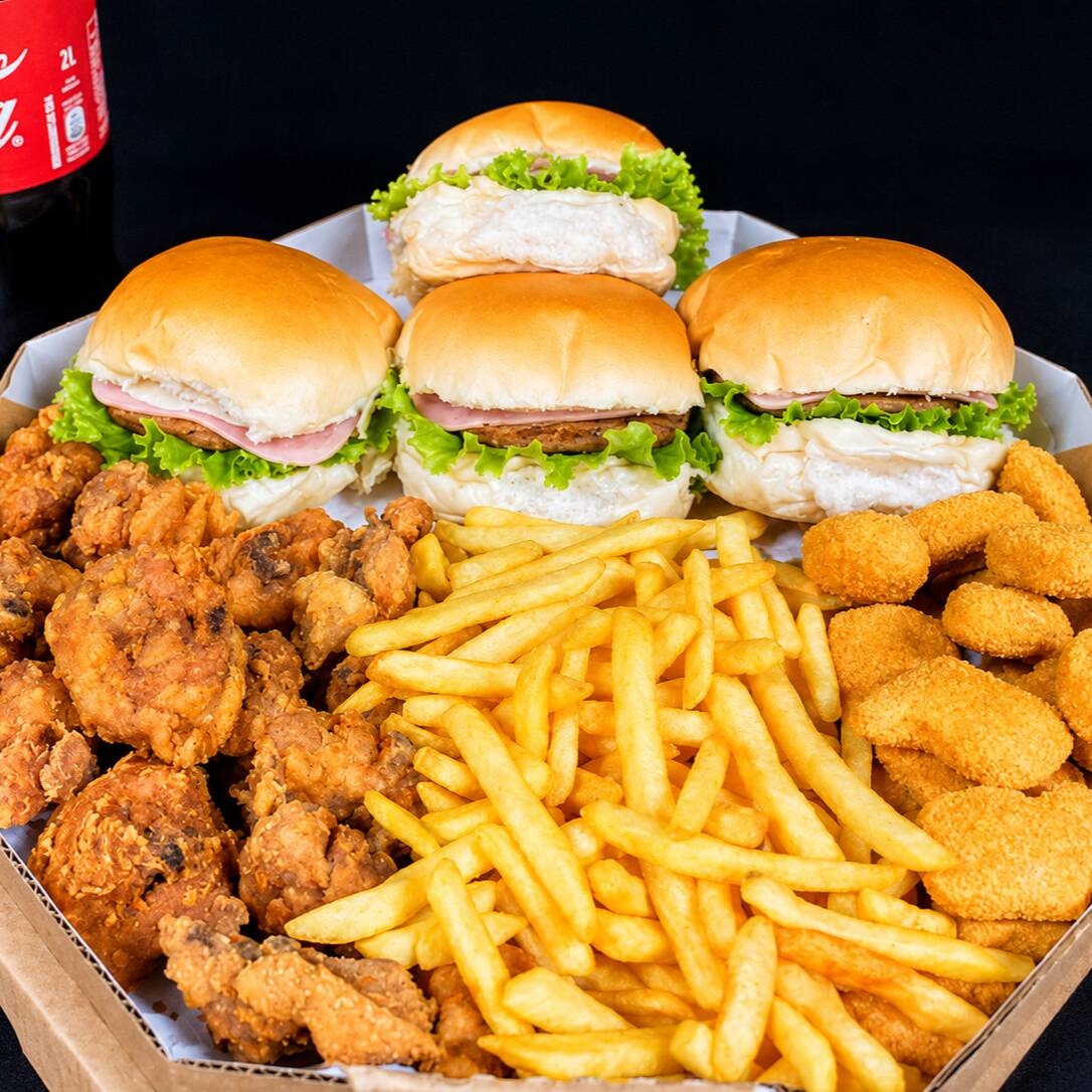 4 x-burguer ou 4 x salada porcao media de Frango frito. porção media de batata porcao media de nuggets refri 2 litros
