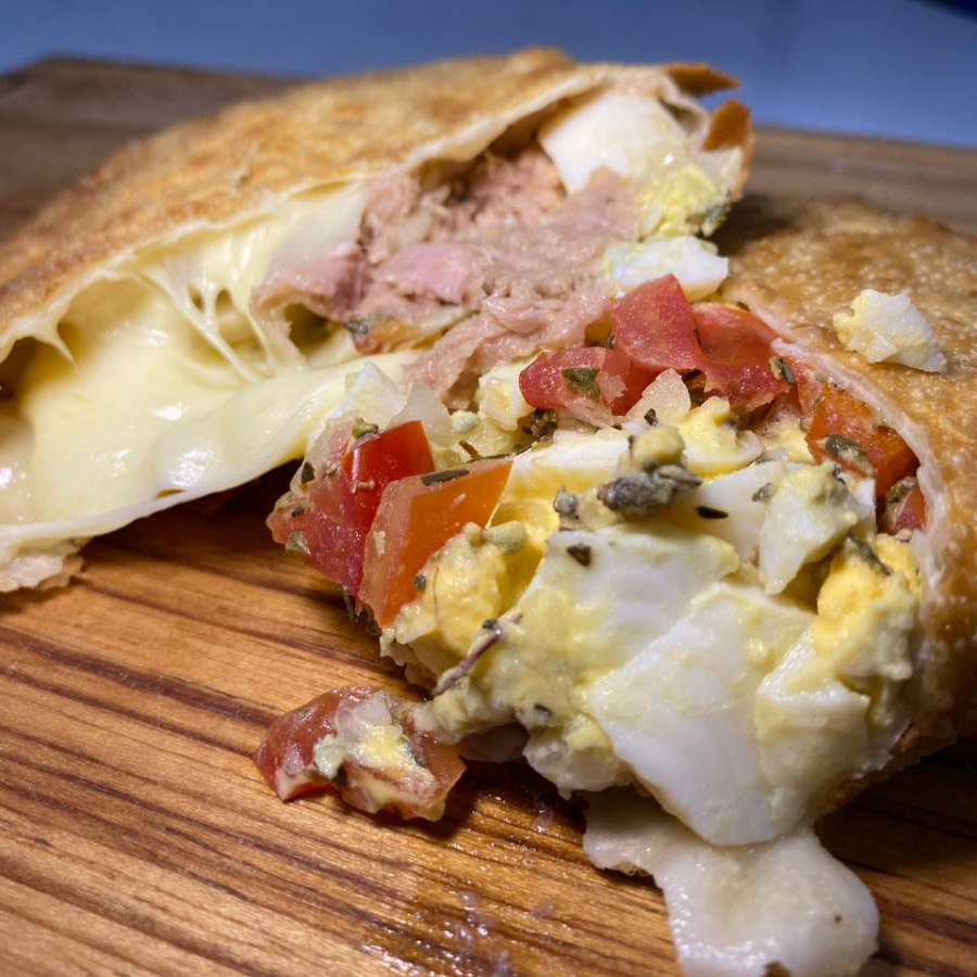 Champignon, mussarela, atum, ovo, cebola, orégano e tomate.