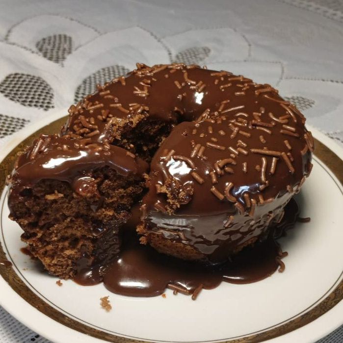 Mini bolo fofinho de chocolate com cobertura vulcão -Serve apenas 1 pessoa