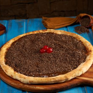 "Irresistível! Pizza de massa tradicional com muçarela, o legítimo chocolate cremoso Nestlé, chocolate granulado e cerejas selecionadas. O sabor clássico do brigadeiro elevado a um novo nível de qualidade. Peça a sua e adoce o seu jantar!"