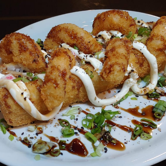 Base frita recheio de kani com creme cheese e camarão empanado.