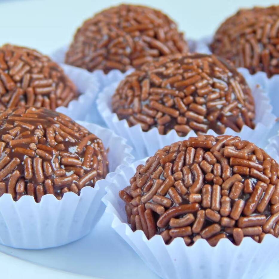 Nosso brigadeiro é feito com chocolate de verdade, cozido lentamente até ficar cremoso e macio. Finalizado com granulado.