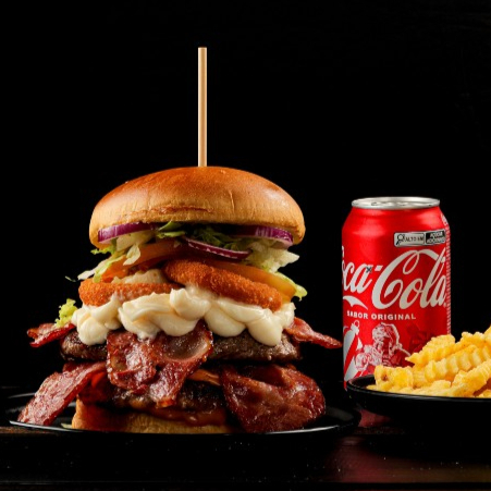 Macio Pão Brioche, Duplo Hambúrguer feito e cortes especiais totalizando 320g de carne, 4 Fatias de Bacon defumado, Catupiry Original, Onion Rings, crocante alface Americana, Tomate, rodelas de Cebola roxa e um toque especial do nosso molho da Casa . + 125g Batata Crincle ( peso in Natura ) e Refri a seu gosto !