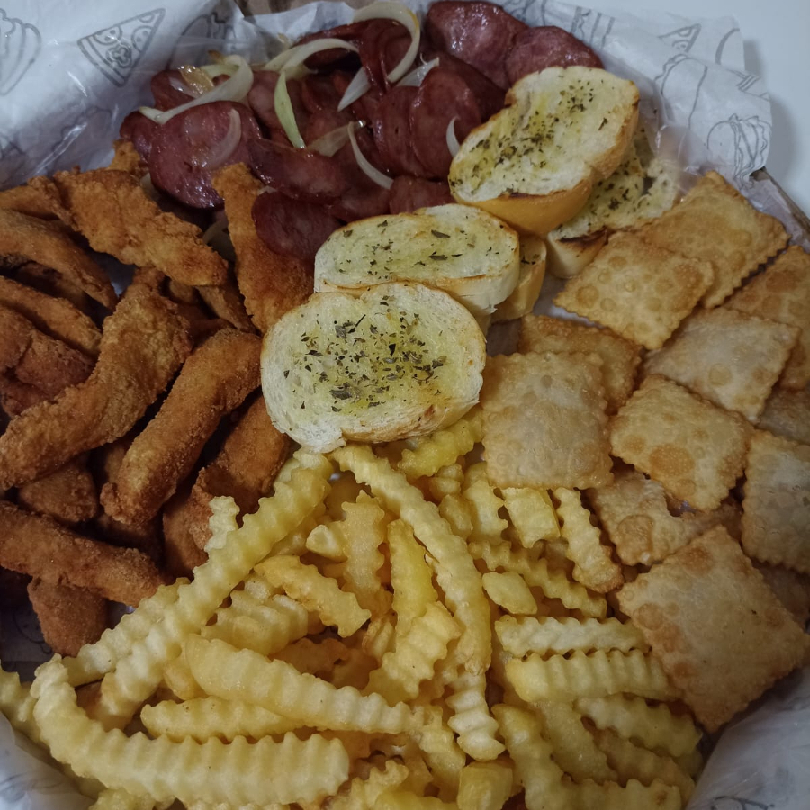 Iscas de frango empanado, anéis de cebola, batata frita e pasteizinhos.