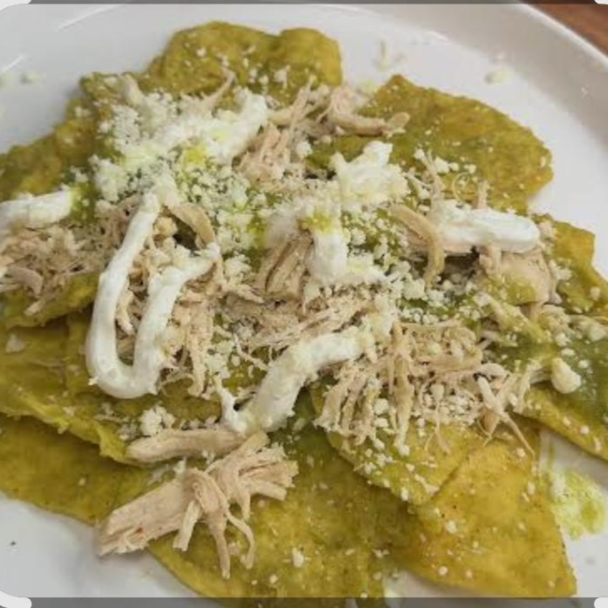 CHILAQUILES VERDES CON POLLO