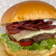 Saboreie o X-Calabresa com pão, carne, calabresa, queijo, presunto, salada, batata palha e creme de repolho.