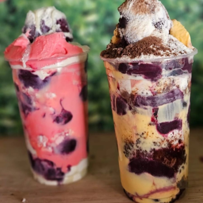 2 copos de 700ml: mousse de morango, mousse de maracujá, leite em pó e leite condensado