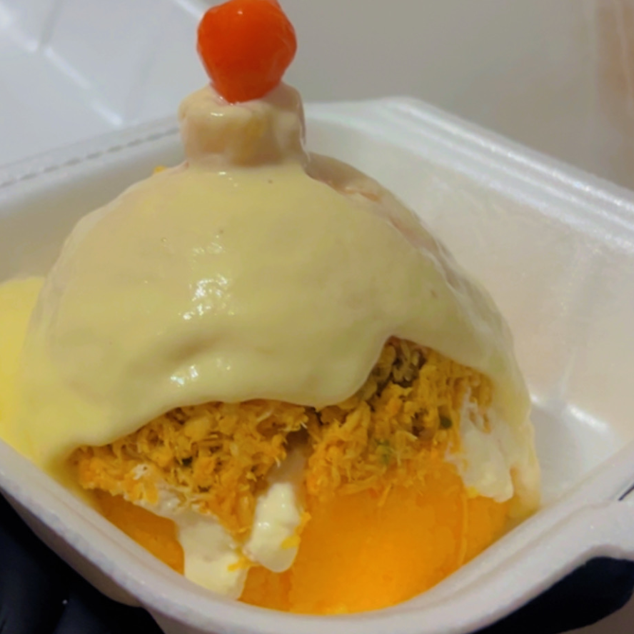massa bem fofinha , recheado com frango e cream cheese e finalizado com nosso creme de queijo da casa.