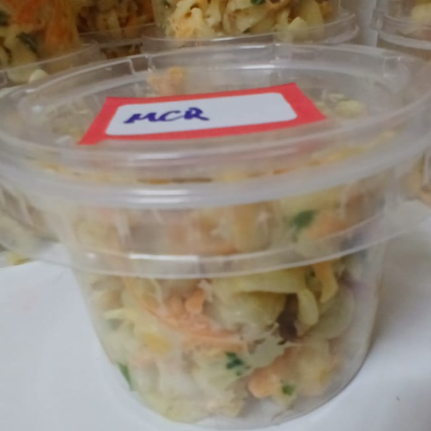 macarrão aldente, bacon, cenoura, milho, ervilha, cheiro verde.