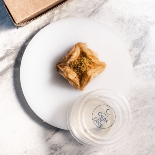 1 und
acompanha calda doce