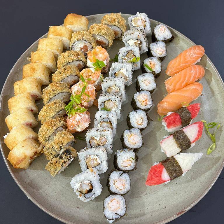 10 Cariocas de Salmão 10 Hot Holl kani 10 Uramaki Camarão 10 Hossomaki Camarão 02 Ebi Jo 02 Jojo 03 Niguiri de Kani 03 Niguiri de Salmão + porção kani chesse natural 4 unidades. + 2 rolinhos de chocolate