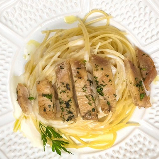 Macarrão alho e óleo com peito de frango grelhado