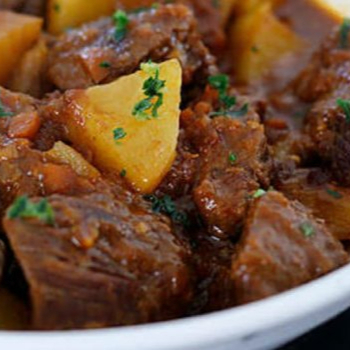 Boi guisado acompanhado de feijão, arroz, macarrão, farofa e vinagrete