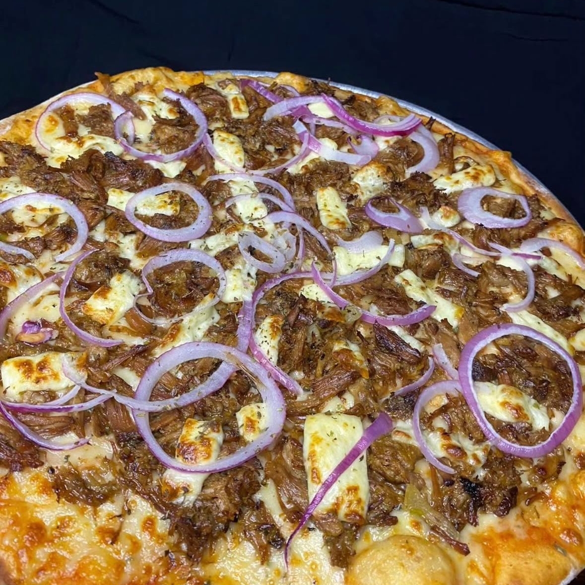 MUSSARELA,CHARQUE,CEBOLA,CREAM CHEESE, ORÉGANO.