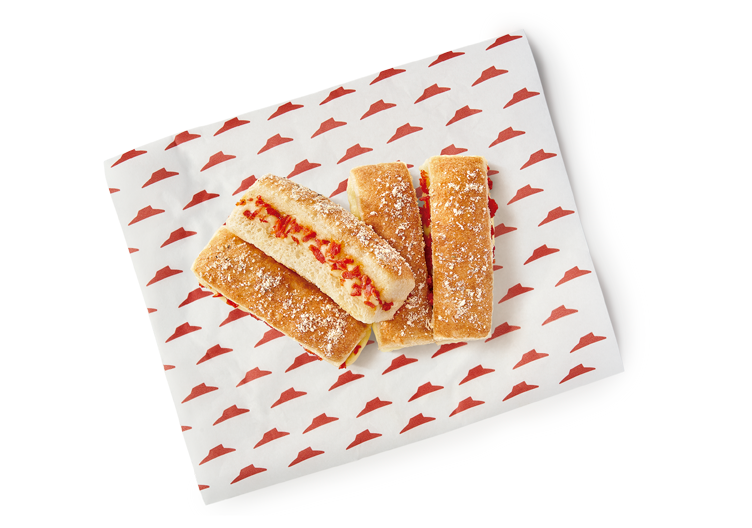 Sticks de massa pan assados e recheados com pepperoni.