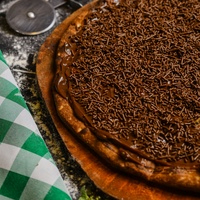 Massa artesanal levemente assada com creme de leite, raspas de mussarela e uma chuva generosa de brigadeiro Moça, finalizada com granulado. Tão gostosa que vai te mandar direto pro confessionário. 🍫🙏