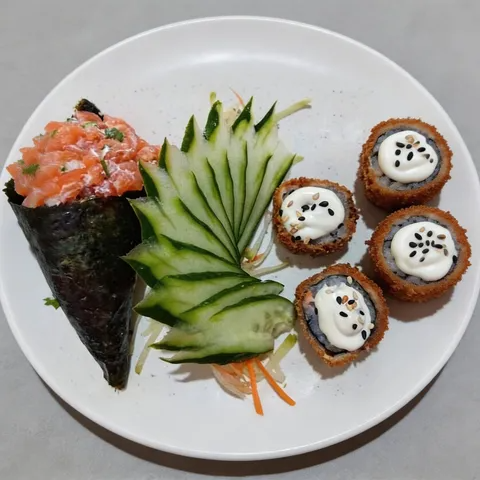 1 temaki salmão cru + 4 hot roll
2 sache de shoyo e 1 sache de tarê