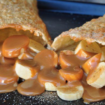 Doce de leite cremoso de panela, rodelas de banana fresca e uma pitada de canela em pó para dar aquele toque especial.